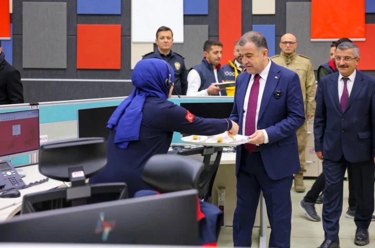 Bayburt’ta 112 Acil Çağrı Merkezi personelinin yeni yılı kutlandı