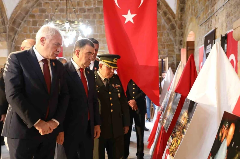 Bayburt’ta 15 Temmuz konulu fotoğraf sergisi açıldı
