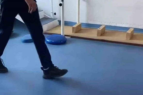 Bayburt’ta 7 yıldır parmak ucunda yürüyen çocuk özel tedavi programıyla normal yürüyüşüne kavuştu