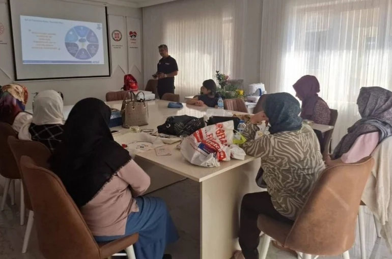 Bayburt’ta ADEM eğitmenlerine ve kursiyerlerine ‘Afet Farkındalık Eğitimi’ verildi