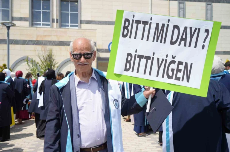 Bayburt’ta azmin hikâyesi: 71’inde başladığı üniversiteden 75 yaşında mezun oldu