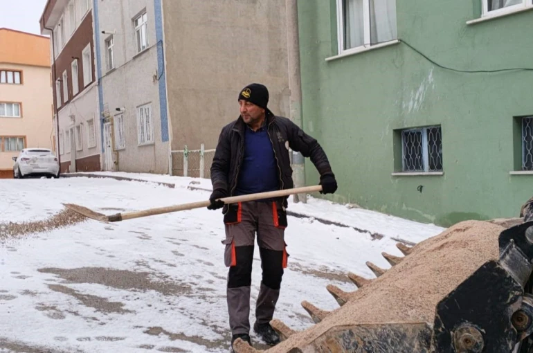 Bayburt’ta buzlu yollara tuz seriliyor