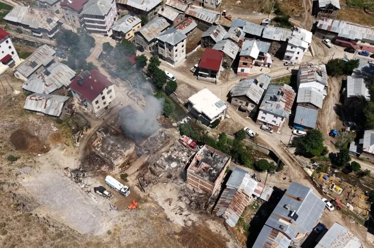 Bayburt’ta çıkan yangında hasar gören 5 ev ve 3 samanlık havadan görüntülendi