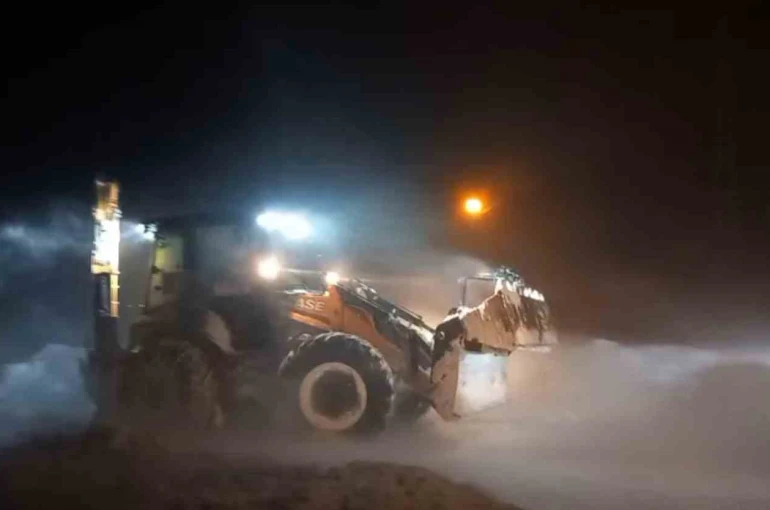 Bayburt’ta fırtına ve kar nedeniyle yolda kalan taksi ekiplerce kurtarıldı