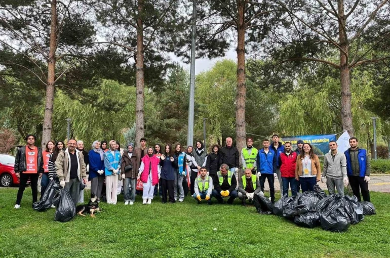 Bayburt’ta gönüllüler Yenişehir Parkı’nda çevre temizliği yaptı
