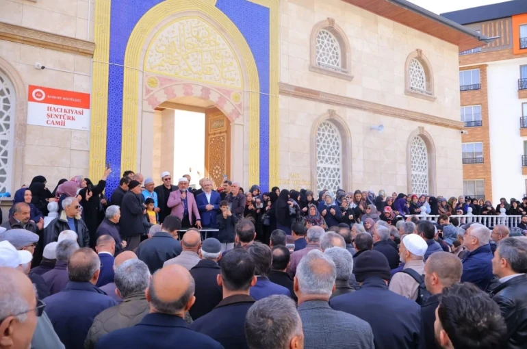 Bayburt’ta hacı adayları dualarla kutsal topraklara uğurlandı