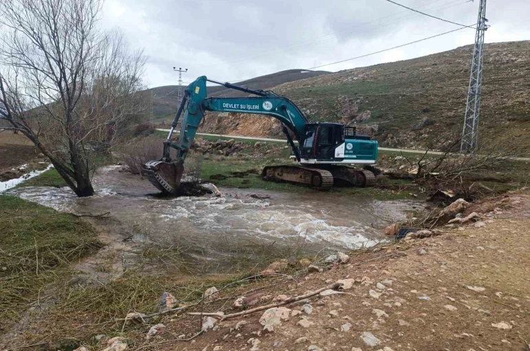 Bayburt’ta kar sularına karşı dere yataklarında önlem alındı