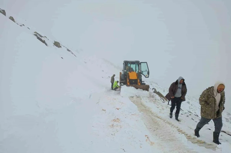 Bayburt’ta kar ve fırtına çobanı yaylada yakaladı: Sürüsüyle fırtınada mahsur kalan çoban kurtarıldı