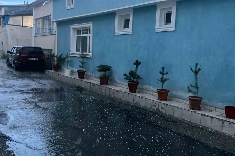 Bayburt’ta kısa süreli dolu etkili oldu