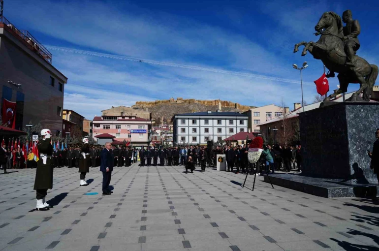 Bayburt’ta kurtuluş programı çelenk sunma töreniyle başladı 