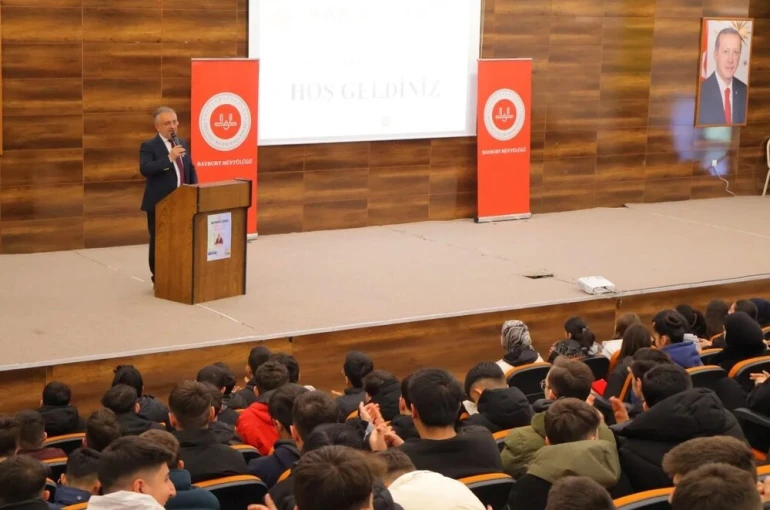 Bayburt’ta lise öğrencilerine ‘Gençlik ve Sorumluluk Bilinci’ konferansı verildi