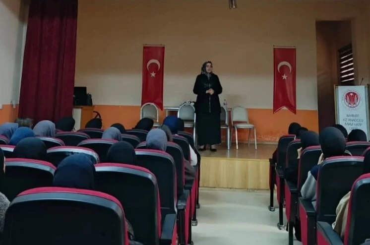 Bayburt’ta lise öğrencilerine yönelik ‘Peygamberimiz ve Aile Ahlakı’ konulu konferans düzenlendi