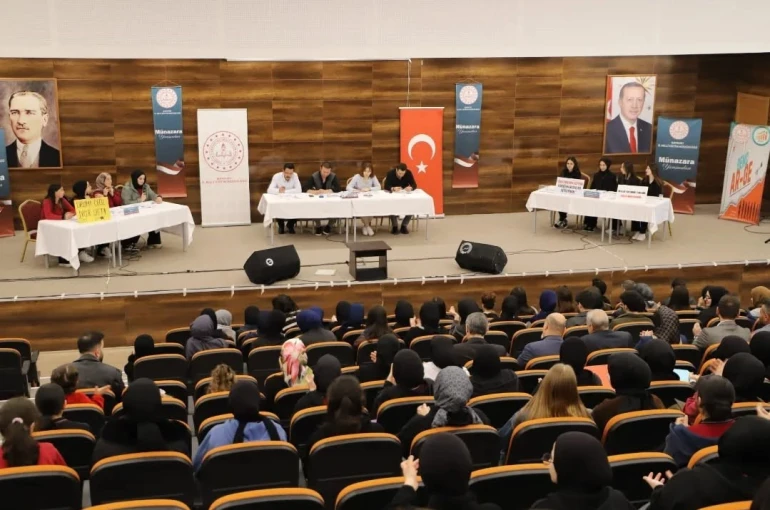 Bayburt’ta liseler arası münazara heyecanı 