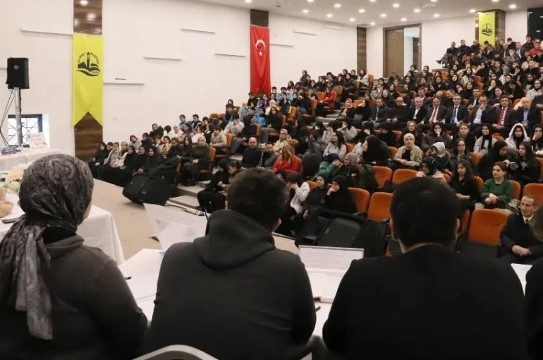 Bayburt’ta ‘Liseler Arası Münazara Yarışması’ düzenlendi