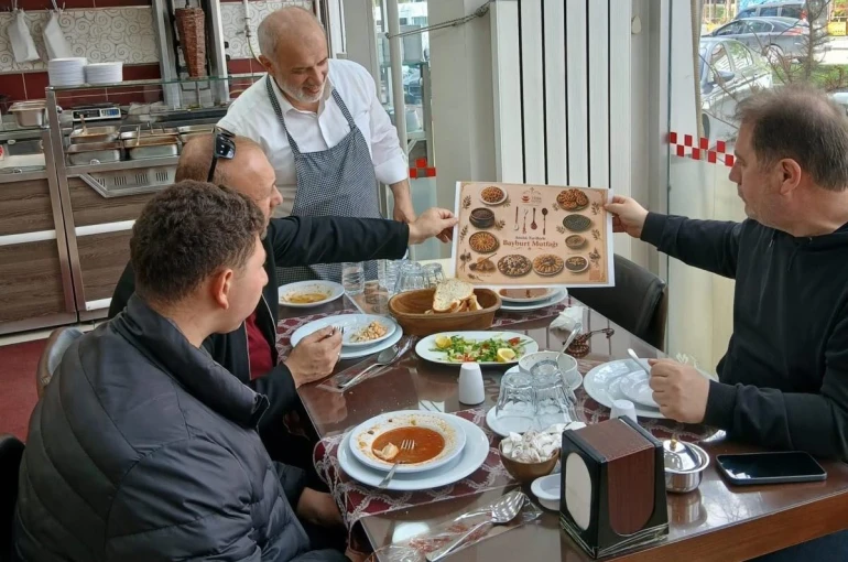 Bayburt’ta lokantalara yöresel lezzetleri tanıtan servis materyalleri dağıtıldı