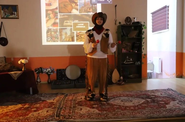 Bayburt’ta öğrenciler farklı kültürleri sahneye taşıdı