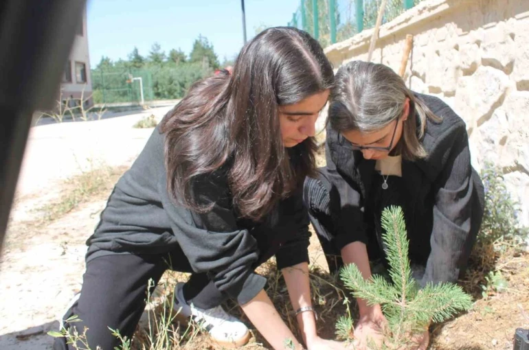 Bayburt’ta öğrenciler fidanları toprakla buluşturup ‘Yeşil Vatan’ için geleceğe nefes oldular