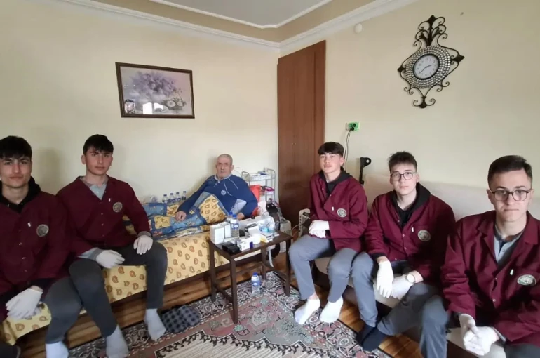 Bayburt’ta öğrenciler yaşlı vatandaşın ev işlerine destek oldu