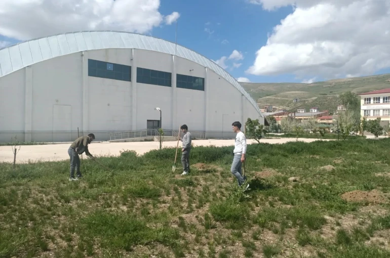 Bayburt’ta öğrenciler ‘Yeşil Vatan’ için fidan dikti