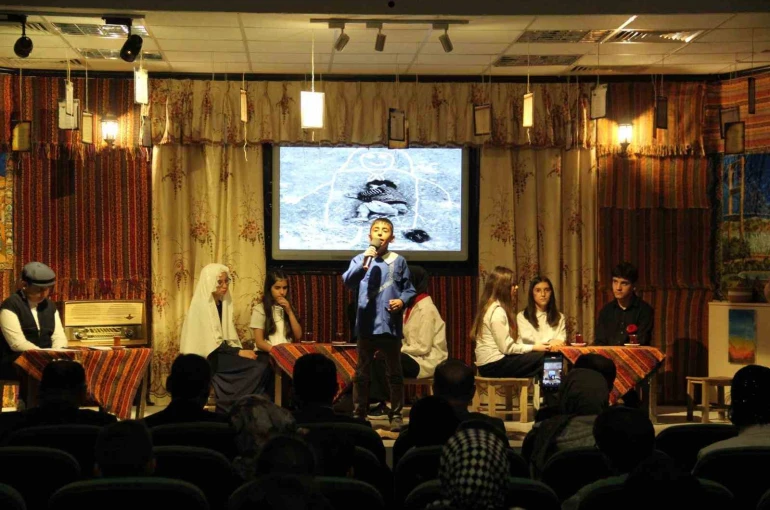 Bayburt’ta öğrencilerden şiir programı ve karma resim sergisi