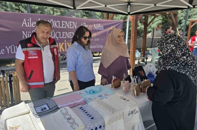 Bayburt’ta şehit ve gazi ailelerinin el emeği ürünleri sergilendi