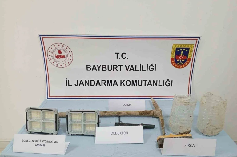 Bayburt’ta sit alanında izinsiz kazı yapan 4 şüpheli yakalandı