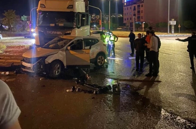 Bayburt’ta tır cipe çarptı: 1 yaralı
