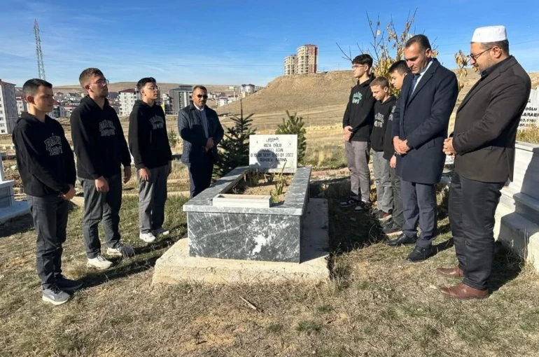 Bayburt’ta vefat eden öğretmenler mezarları başında dualarla anıldı