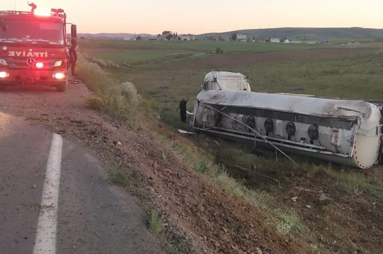 Bayburt’ta yakıt yüklü tanker devrildi: 1 yaralı