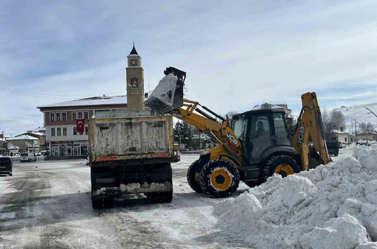 Bayburt’un ilçe ve beldelerinde kar mesaisi devam ediyor