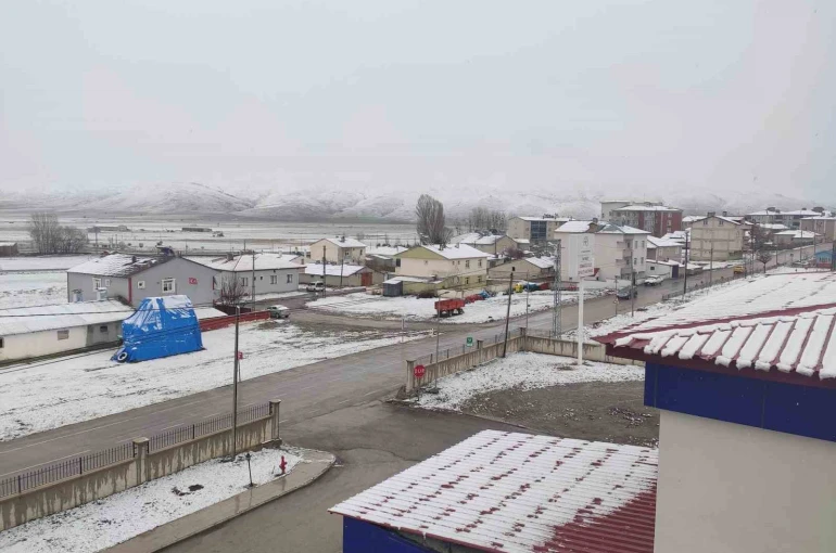 Bayburt’un köylerinde kar ve sis etkili oldu