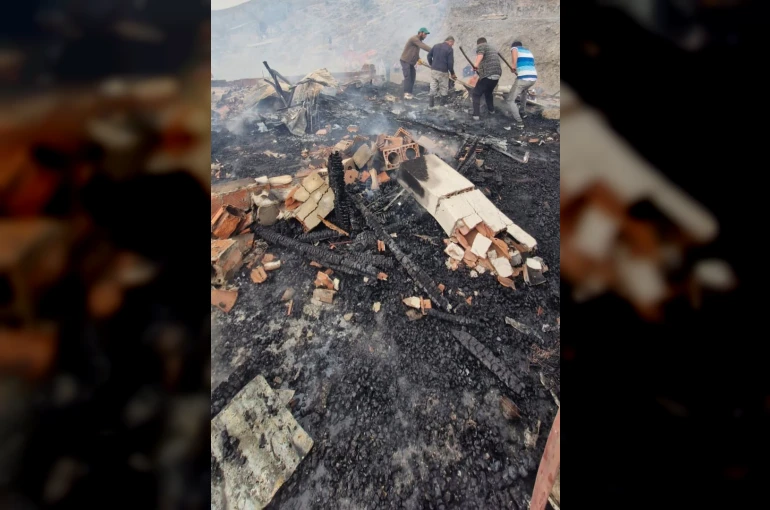 Bayburt’un Yazyurdu köyünde çıkan yangında 5 ev kullanılamaz hale geldi