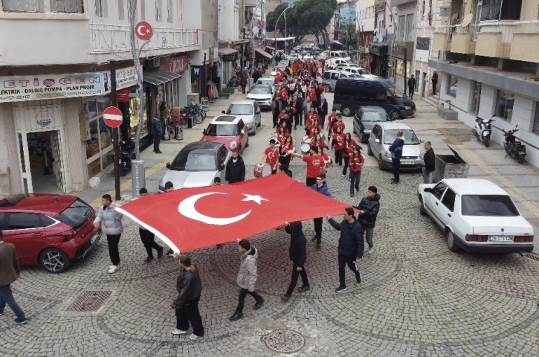 Bayındır’da öğrencilerden bayrak yürüyüşü 