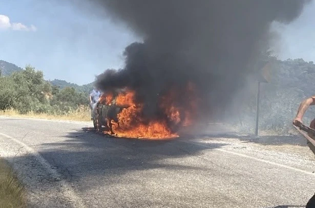 Bayındır’da seyir halindeki araç alev aldı