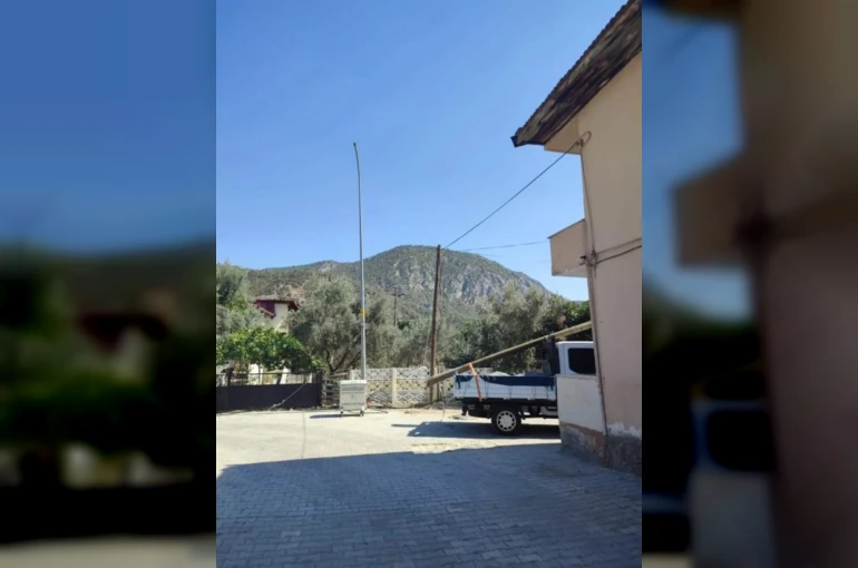 Bayırköy’de telefon direği onarılıyor, internet erişimi kısa sürede sağlanacak