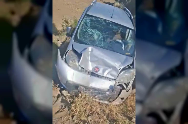 Baykan’da hafif ticari araç takla attı: Sürücü yaralandı 