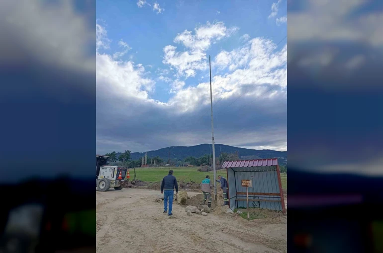 Bayrak direğinin ipini çaldılar