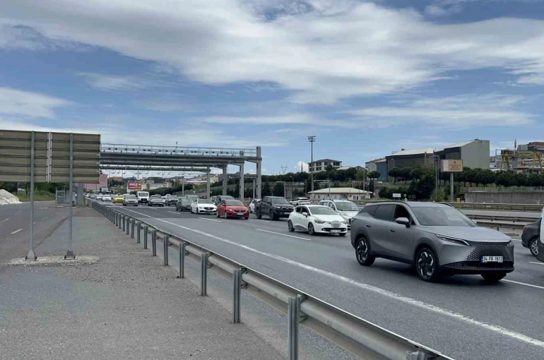 Bayram dönüşü Çamlıca Gişeleri’nde yer yer yoğunluk oluştu