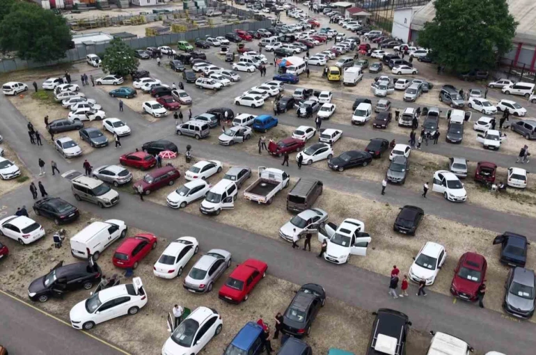 Bayram öncesi Bursa oto pazarında yoğunluk