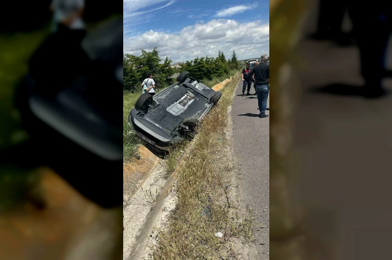Bayram tatili dönüşünde kaza yapan 2 araç refüje düştü