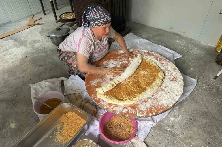 Bayrama özel köylerde taş fırınlarda pişen "bayram çöreği" yok satıyor
