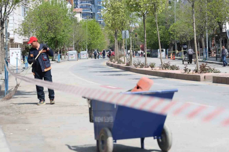 Bayramda görevlerini bırakmadılar: Temizlik işçilerinden takdirlik hareket