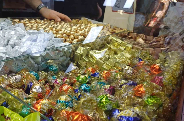 Bayramlık çikolata ve şekerler tezgahlarda