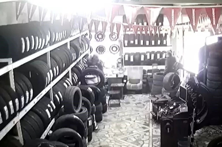 Bayrampaşa’da iş yerine düzenlenen silahlı saldırı kamerada