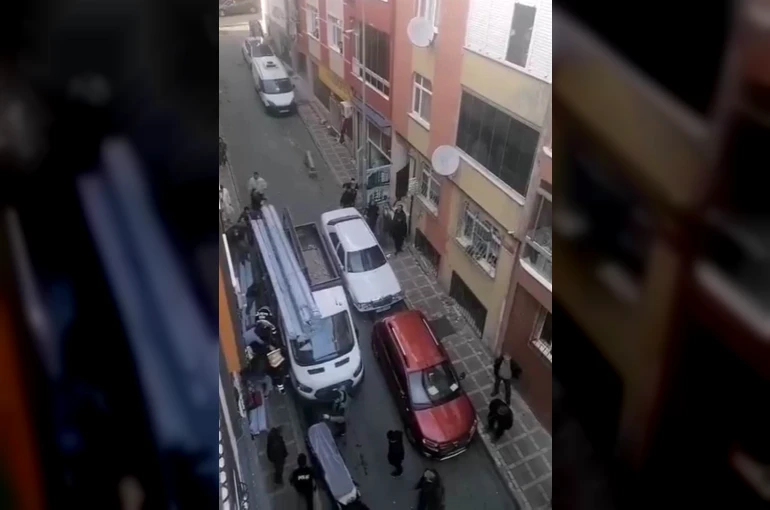 Bayrampaşa’da kamyonetin üzerindeki malzemelerin işçinin üzerine düştüğü anlar kamerada 