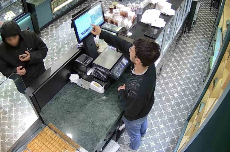 Bayrampaşa’da önce tatlı yedi, sonra hesabı ödemeden giderken iş yeri sahibini tehdit etti