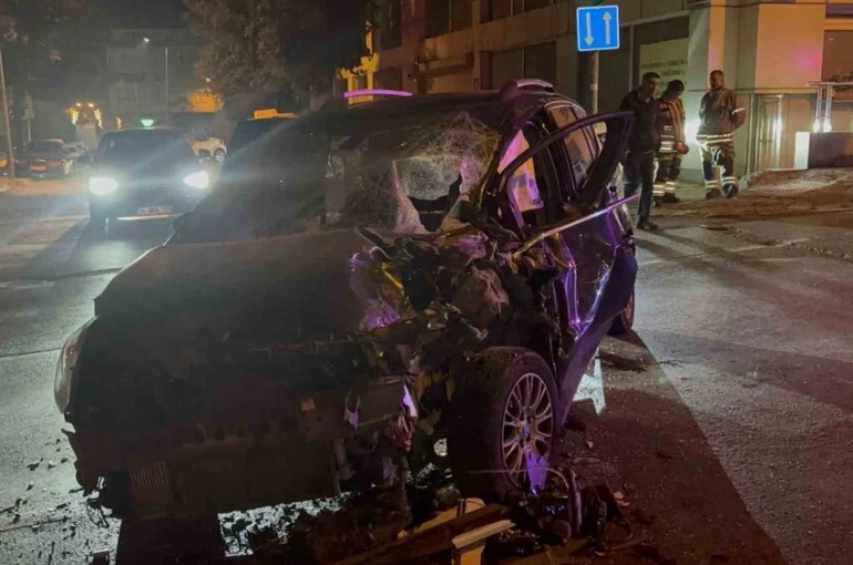 Bayrampaşa’da otobüs ile otomobil kafa kafaya çarptı: 3 yaralı