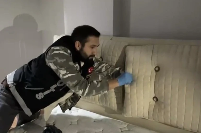 Baza başlığından uyuşturucu çıktı: 4 gözaltı