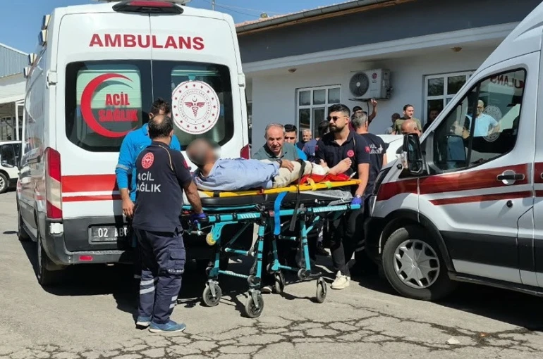 Belediye binası bahçesinde silahlı saldırı: 3 yaralı 