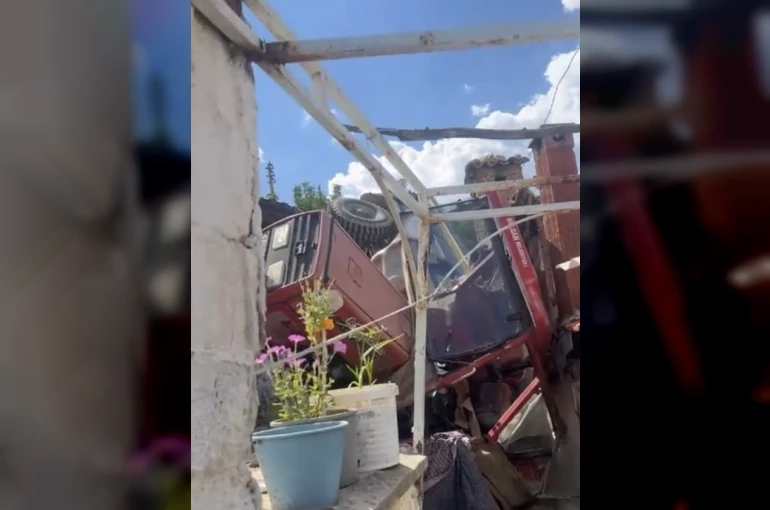 Belediyenin traktörü bahçeye uçtu